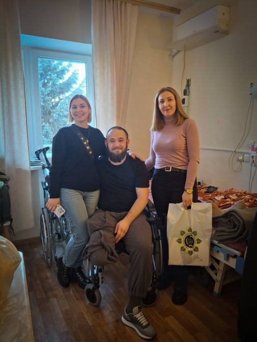 Сила духу, що єднає: студентське самоврядування ІЗДН відвідало поранених бійців-фото