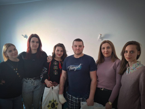 Сила духу, що єднає: студентське самоврядування ІЗДН відвідало поранених бійців-фото