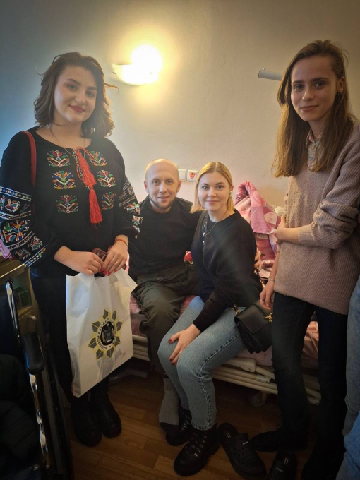 Сила духу, що єднає: студентське самоврядування ІЗДН відвідало поранених бійців-фото