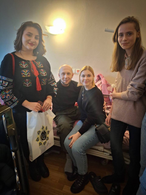 Сила духу, що єднає: студентське самоврядування ІЗДН відвідало поранених бійців-фото