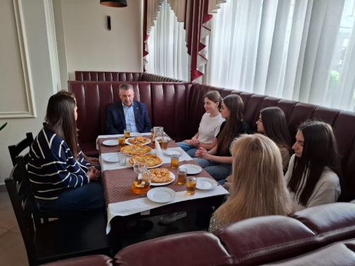 Тепла розмова про важке минуле: зустріч студентського самоврядування з ліквідатором наслідків аварії на ЧАЕС -фото