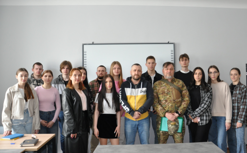 Освіта під звуки війни: надихаюча зустріч зі старшим лейтенантом-фото