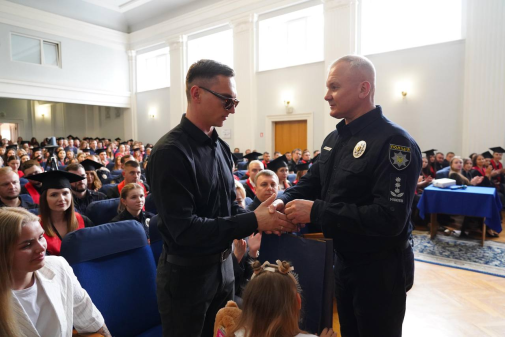 Магістри академії – приклад мужності, професіоналізму та людяності-фото