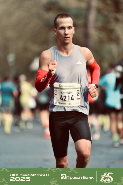 Студент ІЗДН НАВС – срібний призер ювілейного “ПриватБанк Київського марафону Незламності 2025”-фото
