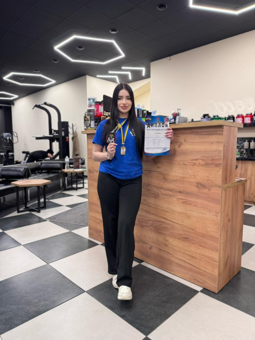 Студентка ІЗДН Дарина Глущенко виборола першість на Чемпіонаті України з пауерліфтингу-фото