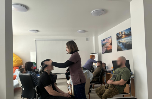 Студентки інституту заочного та дистанційного навчання долучилися до занять із психоемоційного відновлення військових-фото