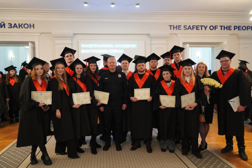 Урочистий випуск магістрів інституту заочного та дистанційного навчання-фото