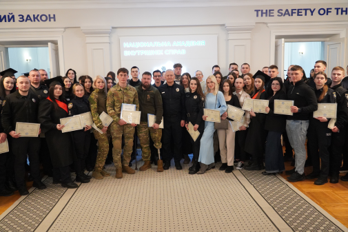 Урочистий випуск магістрів інституту заочного та дистанційного навчання-фото