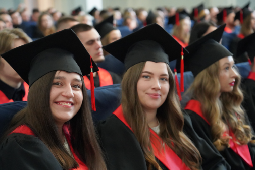 Урочистий випуск магістрів інституту заочного та дистанційного навчання-фото