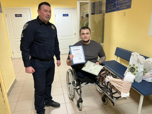 Диплом незламності: випускнику НАВС вручили відзнаку в госпіталі-фото