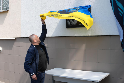 Навіки в нашій пам’яті: відкриття меморіальної дошки загиблому воїну Владиславу Байдалюку-фото