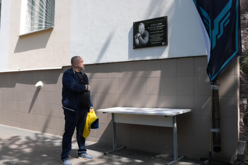 Навіки в нашій пам’яті: відкриття меморіальної дошки загиблому воїну Владиславу Байдалюку-фото