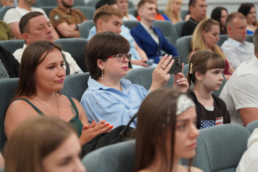 Випуск бакалаврів спеціальності «Право»: дипломи, відзнаки та слова вдячності захисникам України-фото