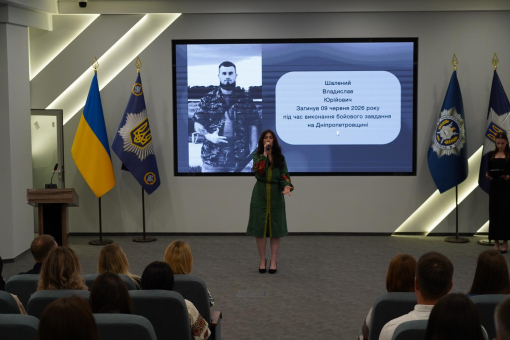 Випуск бакалаврів спеціальності «Право»: дипломи, відзнаки та слова вдячності захисникам України-фото