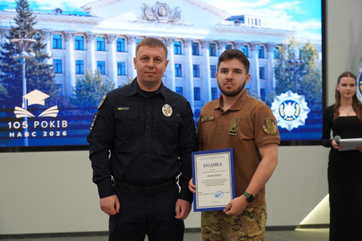 Випуск бакалаврів спеціальності «Право»: дипломи, відзнаки та слова вдячності захисникам України-фото