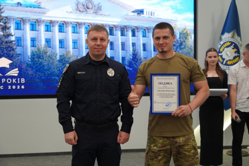 Випуск бакалаврів спеціальності «Право»: дипломи, відзнаки та слова вдячності захисникам України-фото