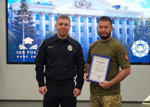Випуск бакалаврів спеціальності «Право»: дипломи, відзнаки та слова вдячності захисникам України-фото