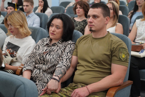 Випуск бакалаврів спеціальності «Право»: дипломи, відзнаки та слова вдячності захисникам України-фото
