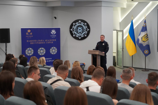 Випуск бакалаврів спеціальності «Право»: дипломи, відзнаки та слова вдячності захисникам України-фото