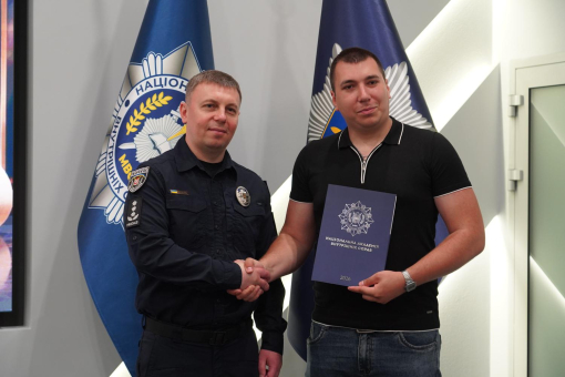 Випуск бакалаврів спеціальності «Право»: дипломи, відзнаки та слова вдячності захисникам України-фото