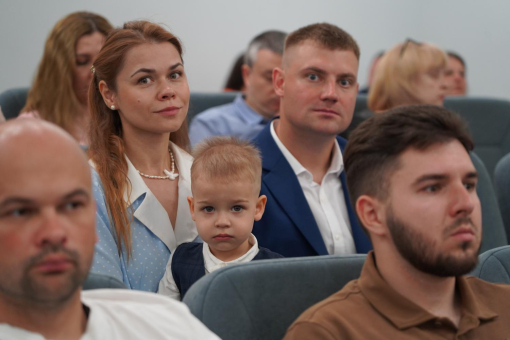 Випуск бакалаврів спеціальності «Право»: дипломи, відзнаки та слова вдячності захисникам України-фото