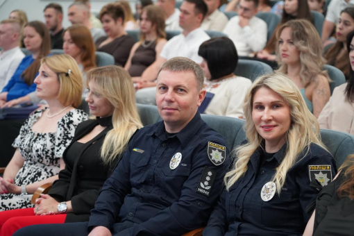 Випуск бакалаврів спеціальності «Право»: дипломи, відзнаки та слова вдячності захисникам України-фото
