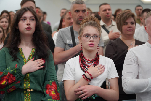 Випуск бакалаврів спеціальності «Право»: дипломи, відзнаки та слова вдячності захисникам України-фото