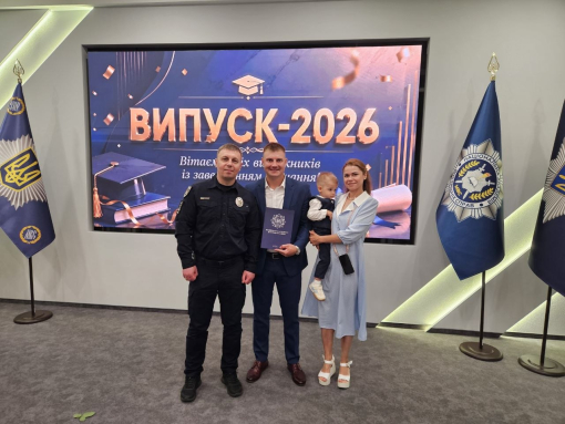 Випуск бакалаврів спеціальності «Право»: дипломи, відзнаки та слова вдячності захисникам України-фото