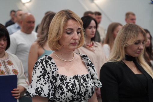 Випуск бакалаврів спеціальності «Право»: дипломи, відзнаки та слова вдячності захисникам України-фото
