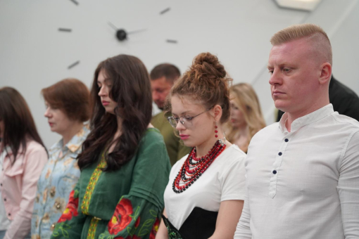 Випуск бакалаврів спеціальності «Право»: дипломи, відзнаки та слова вдячності захисникам України-фото