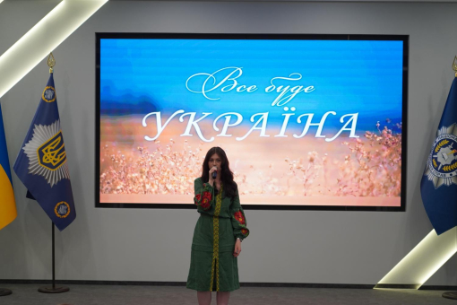 Випуск бакалаврів спеціальності «Право»: дипломи, відзнаки та слова вдячності захисникам України-фото